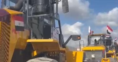 مصر تضمد جراح غزة.. معدات إعمار القطاع تبدأ رحلتها عبر معبر رفح بدعم مصرى قطرى متواصل.. لوادر  تحمل علم مصر تعبر رفح للمساهمة فى البناء.. والجهود الإنسانية تتواصل فى نقل المساعدات واستقبال المصابين.. صور