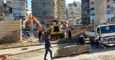 الإسكندرية تواصل أعمال المسار البديل استعدادا لهدم كوبرى المندرة.. تمهيد المسار الأول من المندرة وحتى الكورنيش.. وإزالة الرصيف والحاجز الشجرى لتوسعة الطريق إلى 5 حارات لحل الأزمة المرورية.. فيديو وصور