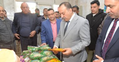 محافظ أسيوط يفتتح سلسلة معارض ومنافذ أهلا رمضان للسلع الغذائية بحى غرب جانب من الجولة