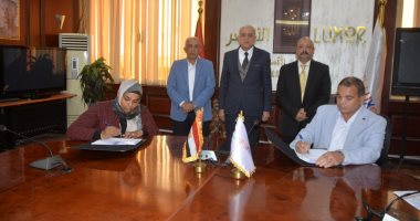 الأقصر تشهد توقيع عقود إيجار المجمعات الصناعية الحرفية بقرية السلام.. صور