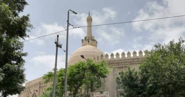 سيدى المنير بالإسكندرية.. مسجد تاريخى لقاضى ولد عام 620 هجريا.. درس في مسجد الجيوشي المعروف بجامع القبارى.. لقب بالنائب وتولى منصب قاضى قضاة الإسكندرية.. وخبير آثرى: نشأ فى أسرة دينية.. صور