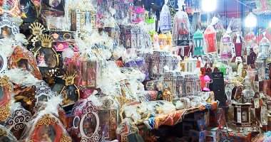 رمضان كريم.. "العبارة" أشهر أسواق الفوانيس والزينة بالبحيرة.. إقبال من الأهالى لشراء الهدايا بأسعار مخفضة.. الخيامية وألعاب بوجى وطمطم تتصدر مشهد ألعاب الأطفال.. والفوانيس المصرية تكتسح المستوردة.. صور