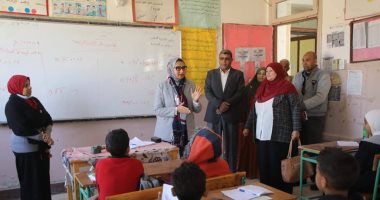 نائب محافظ الوادى الجديد يتفقد عددا من المدارس بقرى الخارجة فى جولة مفاجئة