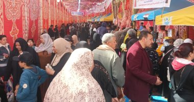 إقبال كبير على سوق اليوم الواحد فى القنطرة غرب بالإسماعيلية.. فيديو