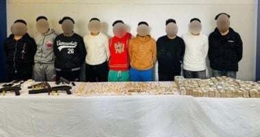 خططوا للجريمة ببراعة.. لصوص يسطون على سيارة محملة بالذهب والأموال المتهمون