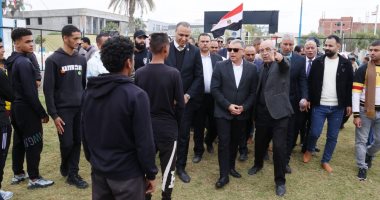 محافظ الإسماعيلية يتفقد مجمع السباحة وأحد مصانع الشنط الدراسية بالقنطرة غرب