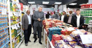 محافظ أسوان يفتتح معرضى "أهلا رمضان" بمدينتى كوم أمبو ودراو بتخفيضات 30% جانب من التفقد