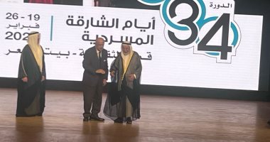 حاكم الشارقة يكرم أسعد فضة ومريم سلطان بحفل افتتاح أيام الشارقة المسرحية