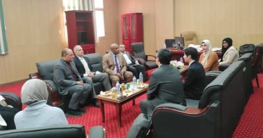 رئيس جامعة أسوان يستقبل وفدا يابانيا لبحث سبل التعاون