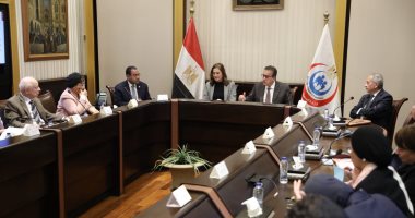وزير الصحة يدعو لتنسيق الجهود لدعم أهداف المشروع القومى للتنمية البشرية جانب من الاجتماع