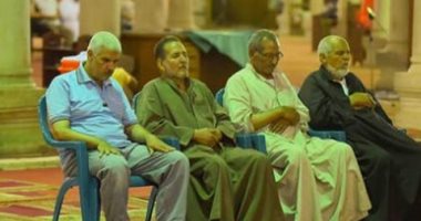 ضوابط مساواة الصف بين المصلى قائما والجالس على الكرسى..الإفتاء توضح 