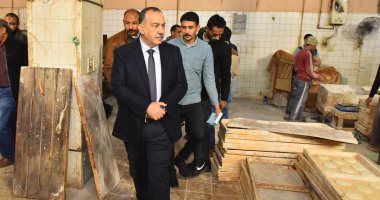 محافظ أسيوط يفاجئ المخبز الآلى بالوليدية ويشدد على الالتزام بالمواصفات