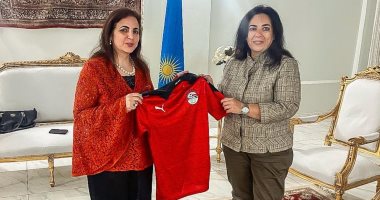 إيناس مظهر تهدى قميص المنتخب الوطنى لسفيرة مصر فى رواندا
