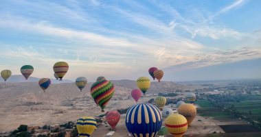 سماء الأقصر تشهد تحليق 75 رحلة بالون طائر تقل 1800 سائح بالبر الغربى.. صور