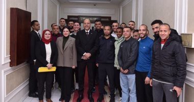 وزير العمل يعلن تسليم 36 عقد عمل لمدربين مصريين للعمل فى نادى إمارتى