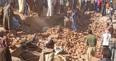 انهيار منزل مكون من 3 طوابق بجزيرة الحواتكة بمركز منفلوط وأطفال تحت الأنقاض