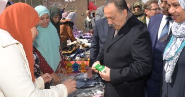 محافظ أسيوط يفتتح معرض منتجات مشغل البنات بقرية ريفا لتسويق منتجاتهن