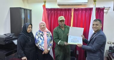 رئيس مدينة البياضية بالأقصر يكرم الموظف المثالى عن شهر يناير.. صور