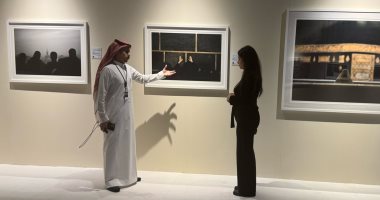مصور سعودى يوثق خشوع المسلمين أمام الكعبة: أفضل الصور تعود لرجل يحمي زوجته المصور السعودي عبد الرحمن السهلي