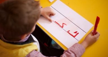 موقع الصالح : 
                                            اليوم العالمى للغة الأم.. 4 حيل بسيطة لتعليم طفلك العربى بسلاسة
                                        