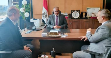 نائب وزير الإسكان يبحث التعاون مع شركة متخصصة في تحلية مياه البحر ومعالجة الصرف