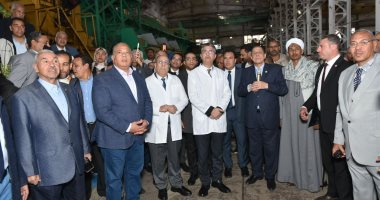 وزير التموين من قنا: مصنع الورق بقوص ينتج للسوق المحلي والتصدير.. صور