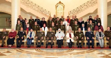 وزير الدفاع يكرم عددا من القادة الذين أوفوا العطاء بالقوات المسلحة