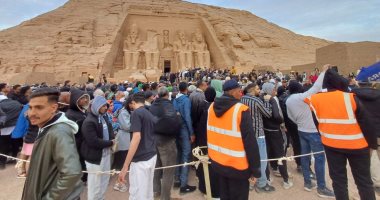 حضر الزوار وغابت الشمس.. تعذر حدوث ظاهرة تعامد أبوسمبل بسبب الطقس والغيوم.. "الآثار": 4 آلاف سائح أجنبى ومصرى انتظروا الحدث.. محافظ أسوان: تجهيزات الاحتفال استغرقت شهراً.. واستقبال الأفواج بالورود.. صور وفيديو تعامد الشمس بأبوسمبل
