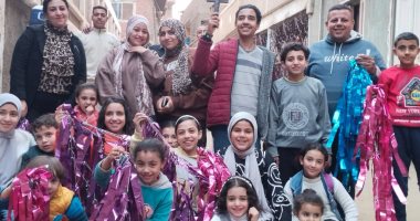 رمضان يجمعنا.. ترزى مسيحى يصمم فانوس رمضان بالقليوبية ويجهز الزينة بمشاركة جيرانه المسلمين.. عم عادل: لا يوجد فرق بيننا مسلم ومسيحى.. ونجهز الفطور وكحك العيد ونتشاركه مع بعضنا.. ومصر وطن يعيش فينا.. فيديو وصور