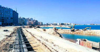 العمل بمشروعات تطوير مطروح لا يتوقف.. استمرار التوسع فى أعمال البنية التحتية للأحياء.. رصف الشوارع الرئيسية وتركيب الإنترلوك بالأزقة.. توفير جميع الخدمات للمواطنين بكل المناطق.. وإحلال وتطوير كوبرى روميل.. صور إنشاء كورنيش مطروح يتضمن أكثر من ممشى