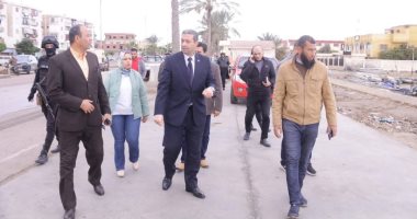 محافظ دمياط يتابع أعمال تطوير أكشاك بيع الأسماك ويوجه بإزالة المخالفات جانب من جولة المحافظ