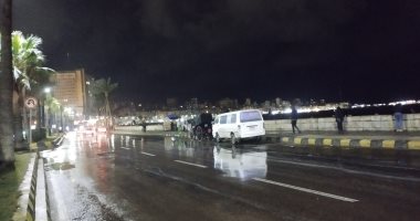 الأمطار تضرب الإسكندرية مع طقس شديد البرودة ليلا.. فيديو
