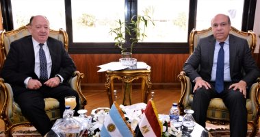 وزير الطيران يلتقي سفير الأرجنتين لبحث التعاون المشترك في مجال النقل الجوي