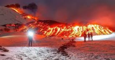 آلاف الزوار يتحدون الحمم البركانية والثلوج فى إتنا ويعرضون أنفسهم للخطر.. فيديو