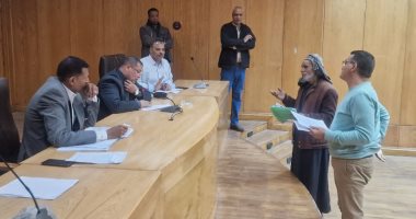 سكرتير عام مساعد محافظة الأقصر يبحث 32 طلبا وشكوى للمواطنين