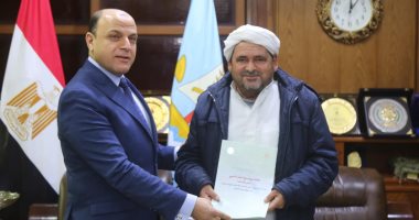 محافظ كفر الشيخ يسلم 19 عقد تقنين أراضى أملاك دولة للمستفيدين.. صور