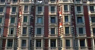 حكاية العمارة الحمراء بالإسكندرية.. أيقونة السحر والجمال وعمرها أكثر من 100 عام.. سميت بذلك لبناءها بالأحجار الحمراء والزخارف المميزة.. خبير أثرى: تُزين منطقة المنشية وتخضع لسجلات التراث.. وأسسها تاجر قطن.. صور العمارة الحمراء