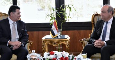 وزير الطيران يجتمع مع كبرى الشركات العالمية المتخصصة فى إدارة وتشغيل المطارات