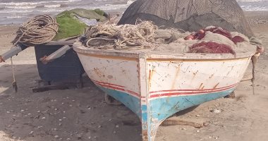 توقف نشاط الصيد فى بورسعيد لارتفاع الأمواج.. صور اضطراب حركة الملاحة البحرية