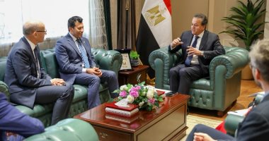 وزير الصحة يعقد اجتماعا مع وزير الشباب والرياضة ورئيس الاتحاد الدولى للرياضات الجامعية