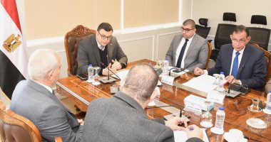 وزير الإسكان يلتقى مسئولى شركة إدارة الطرق لمناقشة الاستفادة من الإعلانات