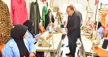 محافظ أسيوط يتفقد وحدة التدريب المتنقلة لأعمال الخياطة بمدينة أبو تيج