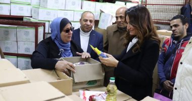 نائب محافظ الجيزة تشهد توزيع 1000 كرتونة أغذية على الأسر الأولى بالرعاية