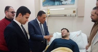 محافظ مطروح يزور مدير الصحة عقب خضوعه لعملية جراحية بإحدى مستشفيات القاهرة