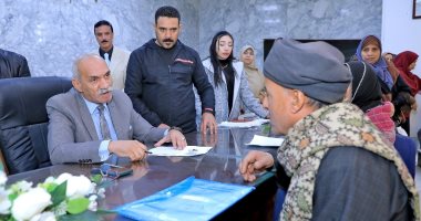 سكرتير محافظة سوهاج يستمع لمطالب وشكاوى المواطنين فى اللقاء الجماهيرى