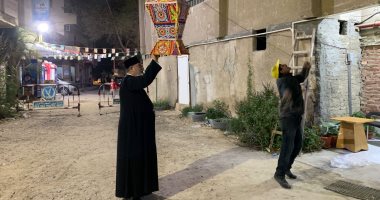 كيف يستقبل المسيحيون بالبحر الأحمر شهر الفرحة.. راعى كنيسة الأقباط الكاثوليك يحتفظ بفانوس ضخم لتعليقه كل عام أمام الكنيسة.. وتوزيع الفوانيس الصغيرة على الأطفال.. ومحارب رمزى يقيم مائدة رحمن منذ 10 سنوات.. صور