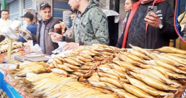 فسيخ ورنجة وسردين كمان.. طقوس "الشعبنة" لأهالى البحيرة قبل صيام رمضان.. إقبال كبير من المواطنين على شراء الأسماك المملحة والمدخنة.. وتخفيضات هائلة وسعر الفسيخ يصل لـ250 جنيها والرنجة بـ80.. فيديو وصور
