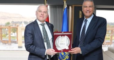 محافظ أسوان يبحث مع السفير الأسترالى تعزيز التعاون فى المجالات التنموية