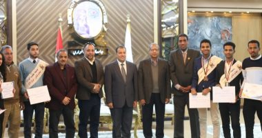 رئيس جامعة جنوب الوادى يكرم الطلاب المثاليين وأوائل مسابقة القرآن