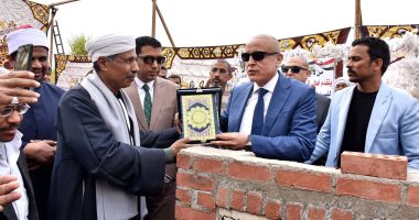 محافظ الأقصر يضع حجر أساس معهد أزهرى ومدرسة تعليم أساسى بقرية المريس.. صور